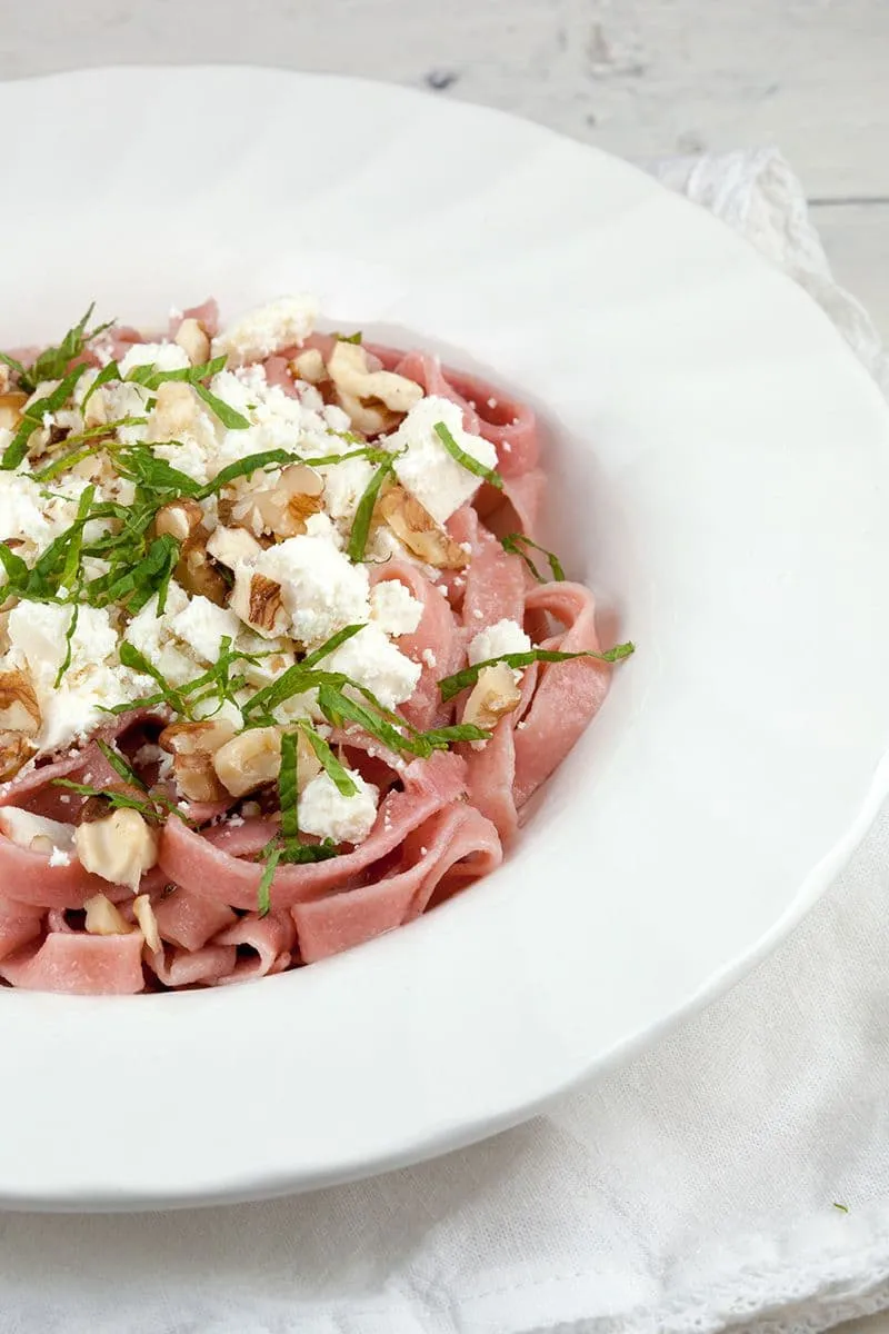 Vegetarische rode bieten tagliatelle met feta