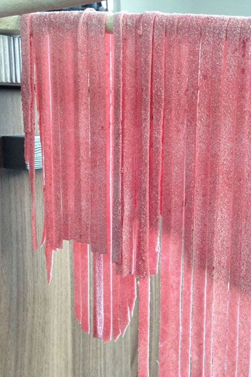 Vegetarische rode bieten tagliatelle met feta pasta