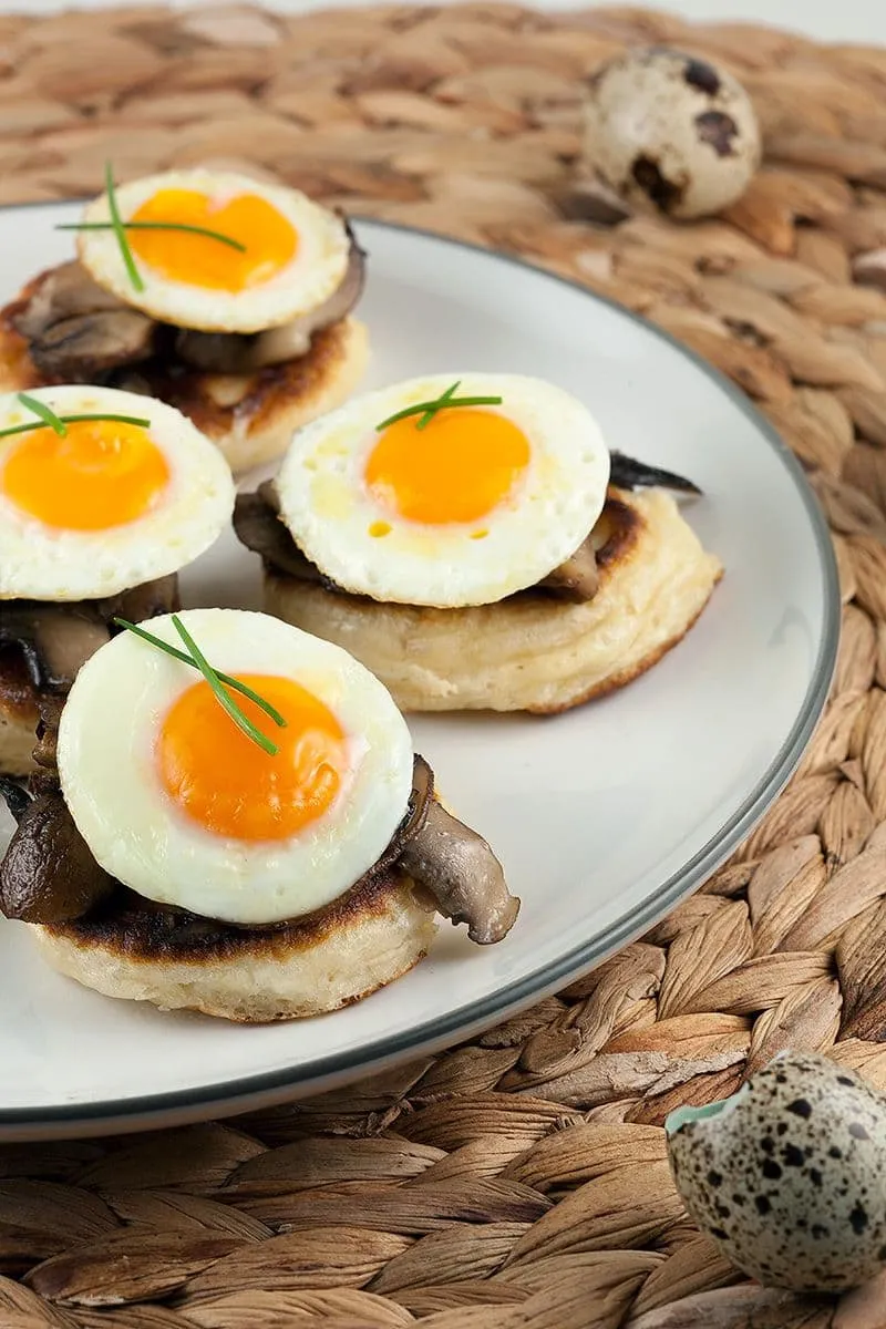 Blini’s met kastanjechampignons en kwarteleitjes