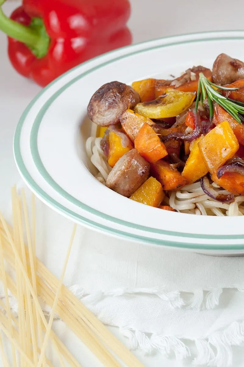 Pasta met groenten en worst uit de oven