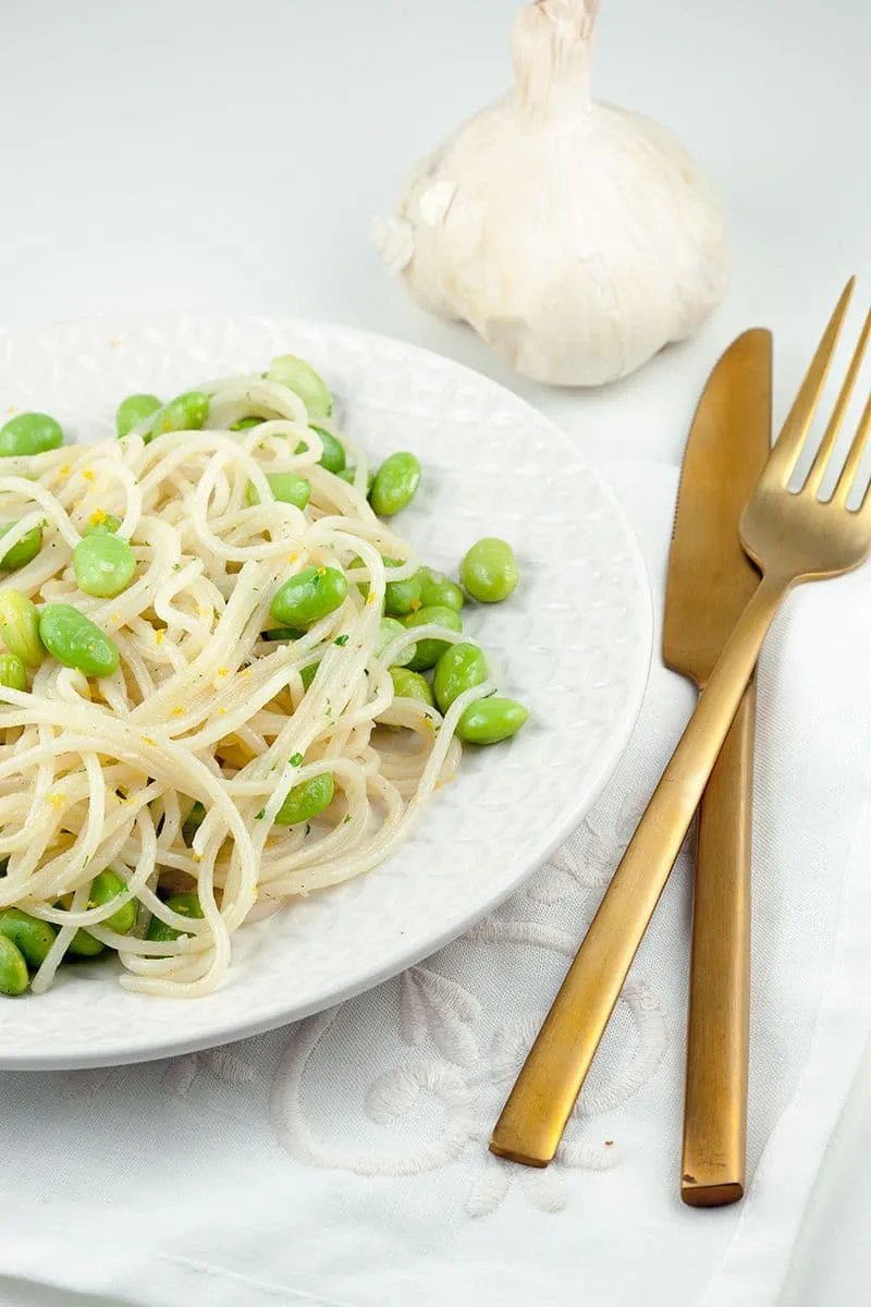 Spaghetti met edamame en knoflook
