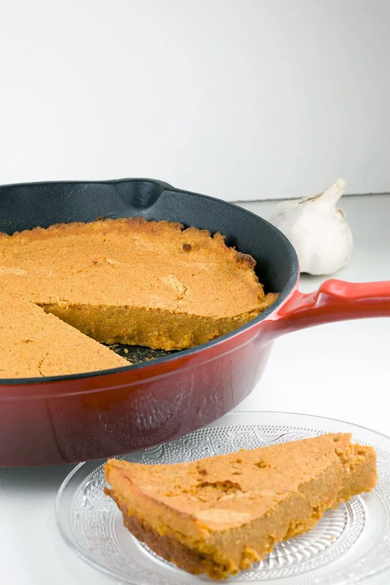 Brood van rode linzen en geroosterde paprika