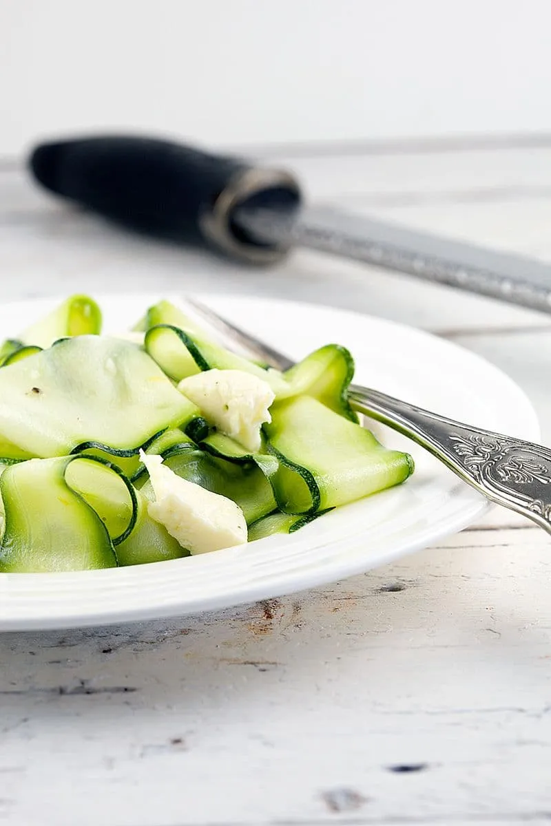 Frisse courgette salade met mozzarella