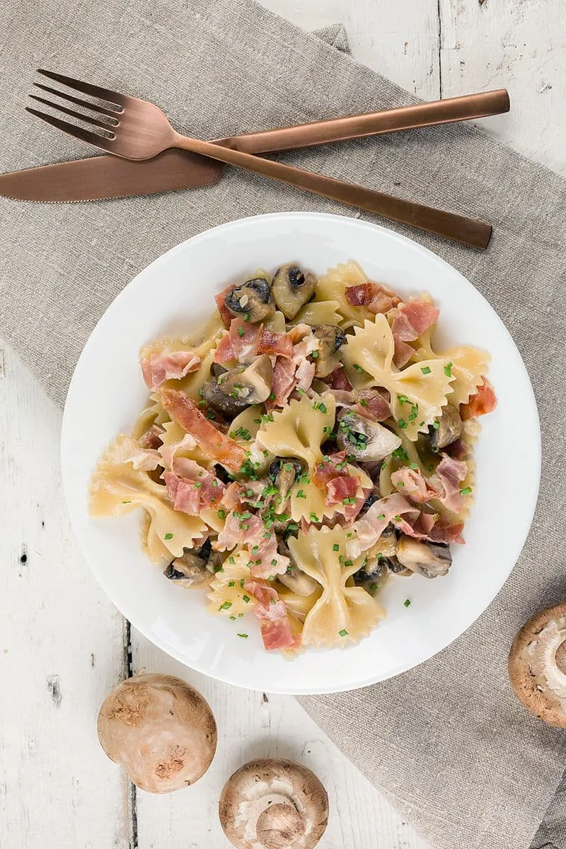 Romige farfalle met champignons en ham