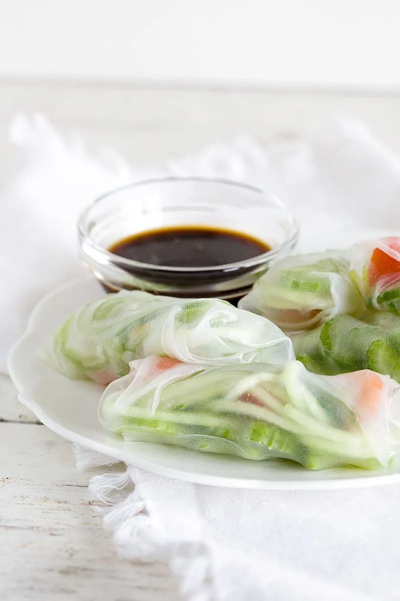 Frisse springrolls met bleekselderij en komkommer