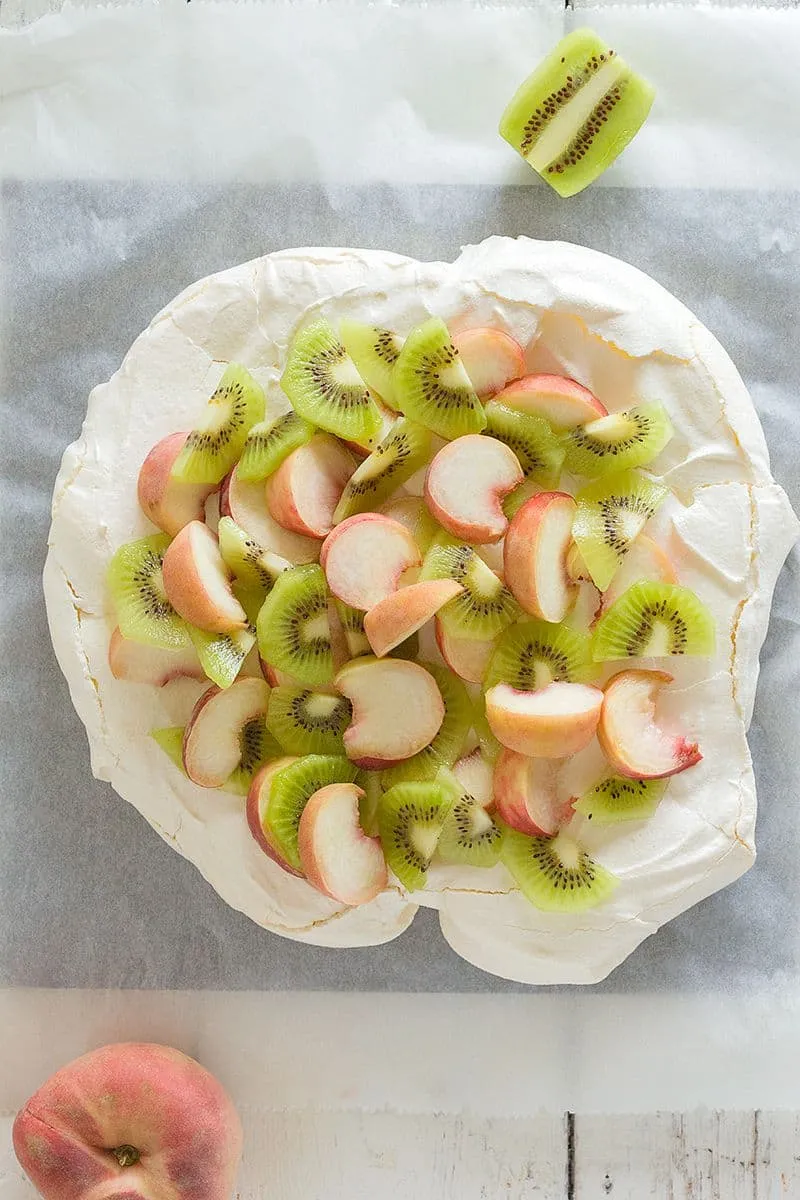 Pavlova met perzik en kiwi