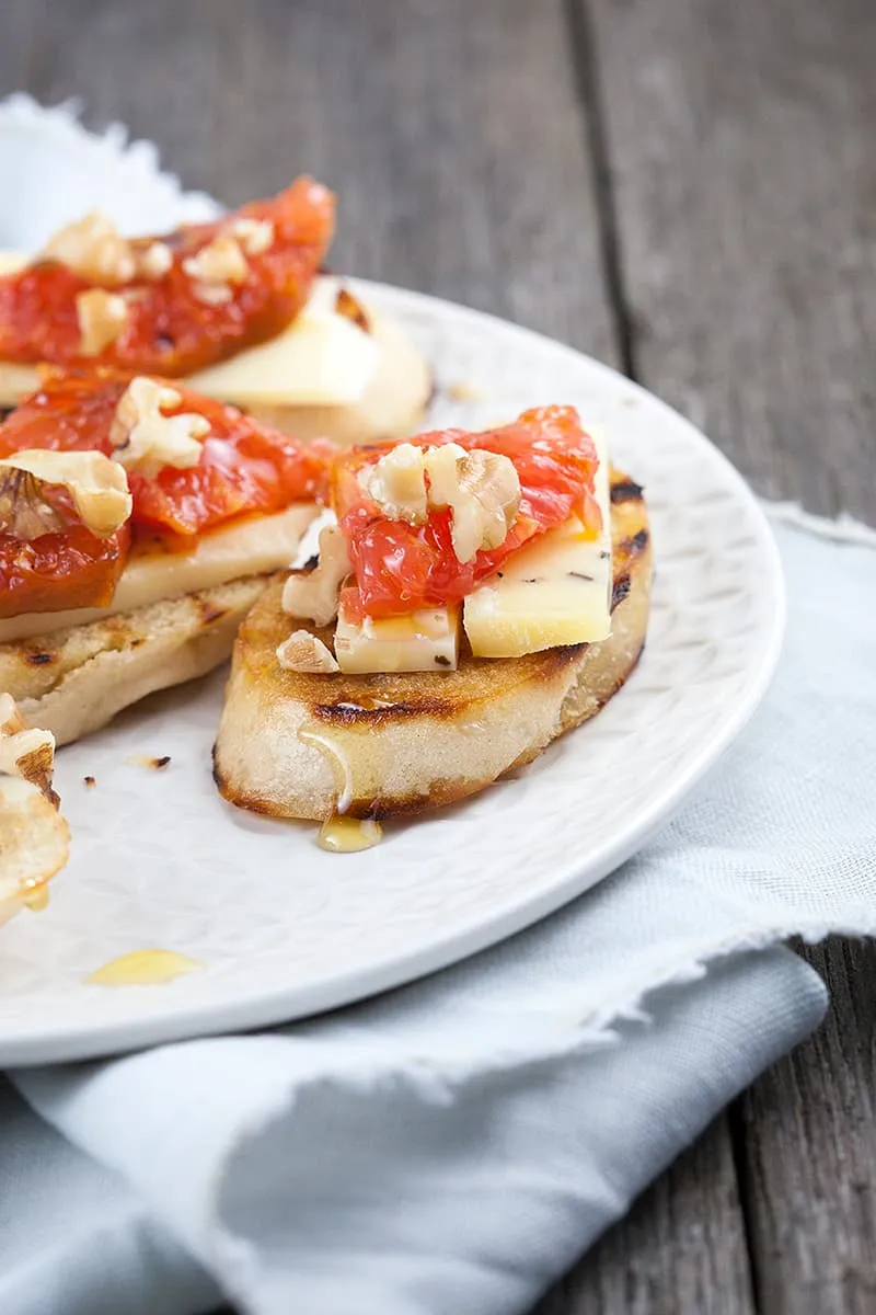 Crostini met truffelkaas en grapefruit
