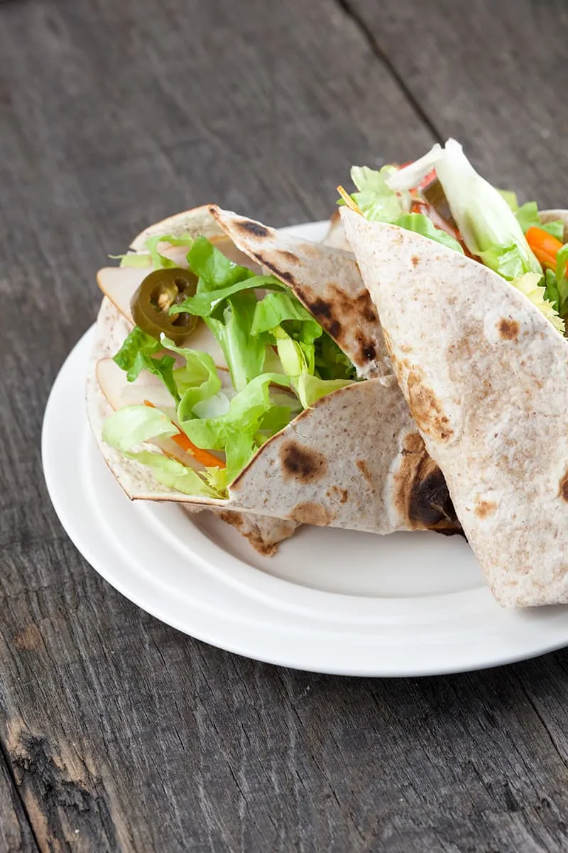 Lunch wrap met kip en jalapeños