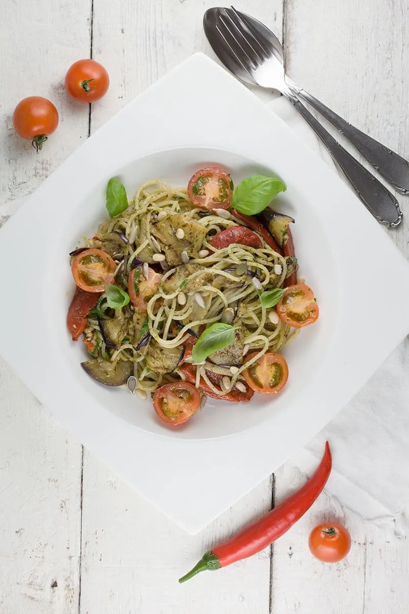 Pasta met geroosterde groenten en pesto