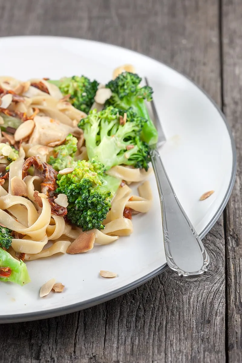 Romige tagliatelle met broccoli en kip
