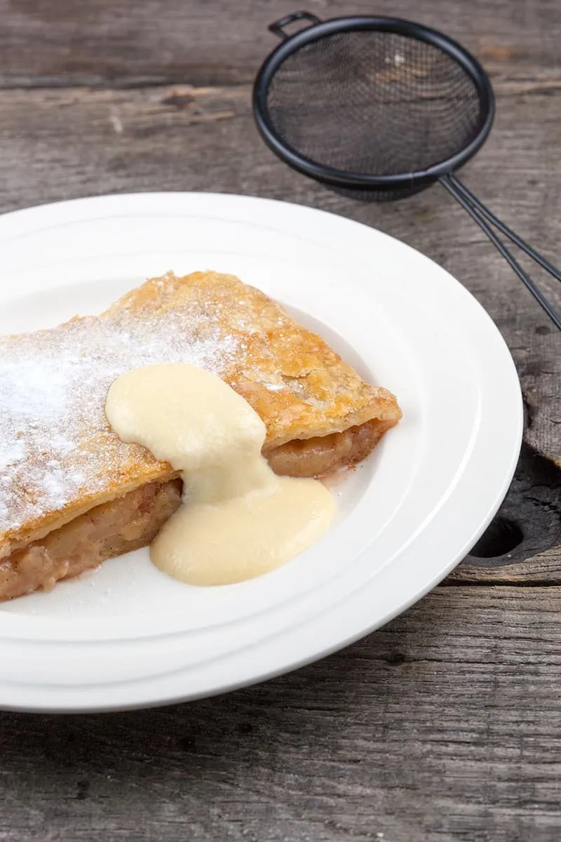 Apfelstrudel met vanillesaus