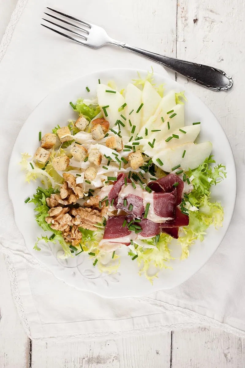 Gerookte eendenborst-salade met walnoten