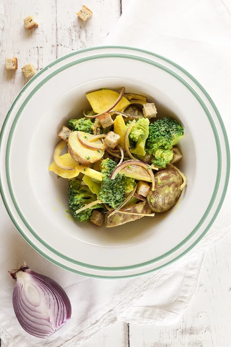 Rode aardappelsalade met broccoli en kerrie