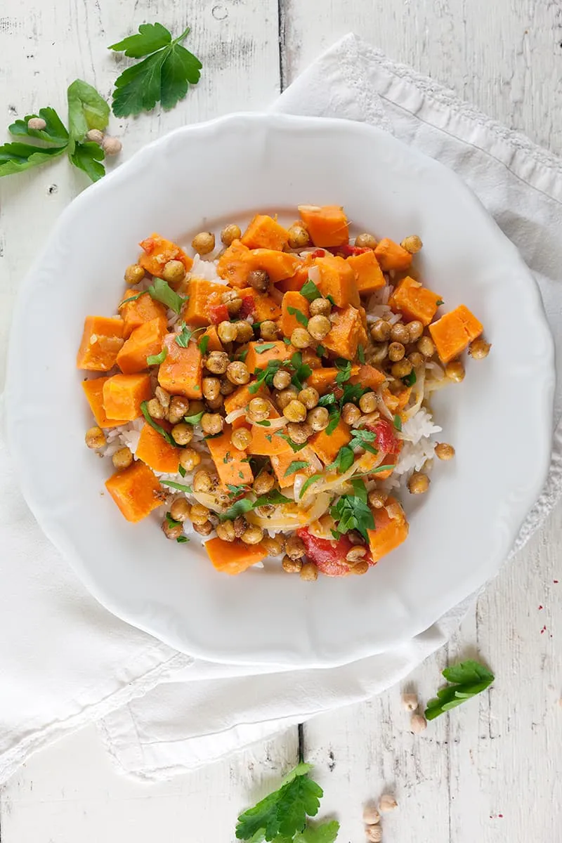 Zoete aardappel curry met krokante kikkererwten