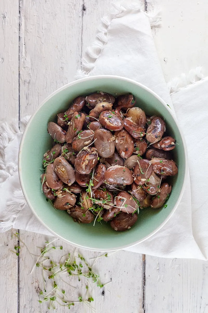 Gebakken tuinbonen met knoflook