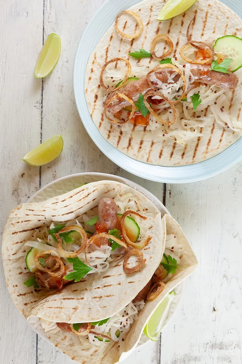 Tortilla's met worstjes, witte kool en krokante ui