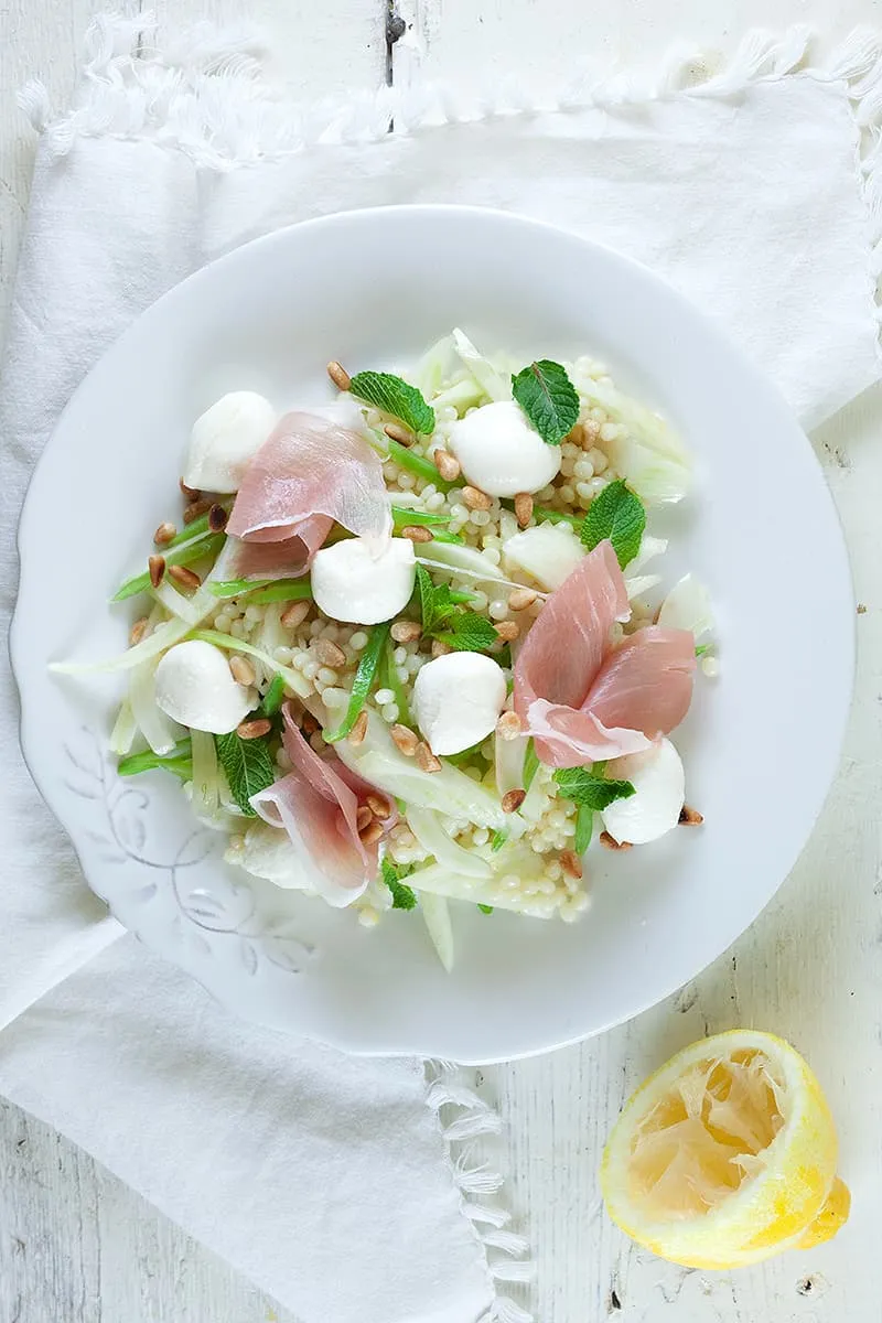 Salade met parelcouscous, mozzarella en venkel