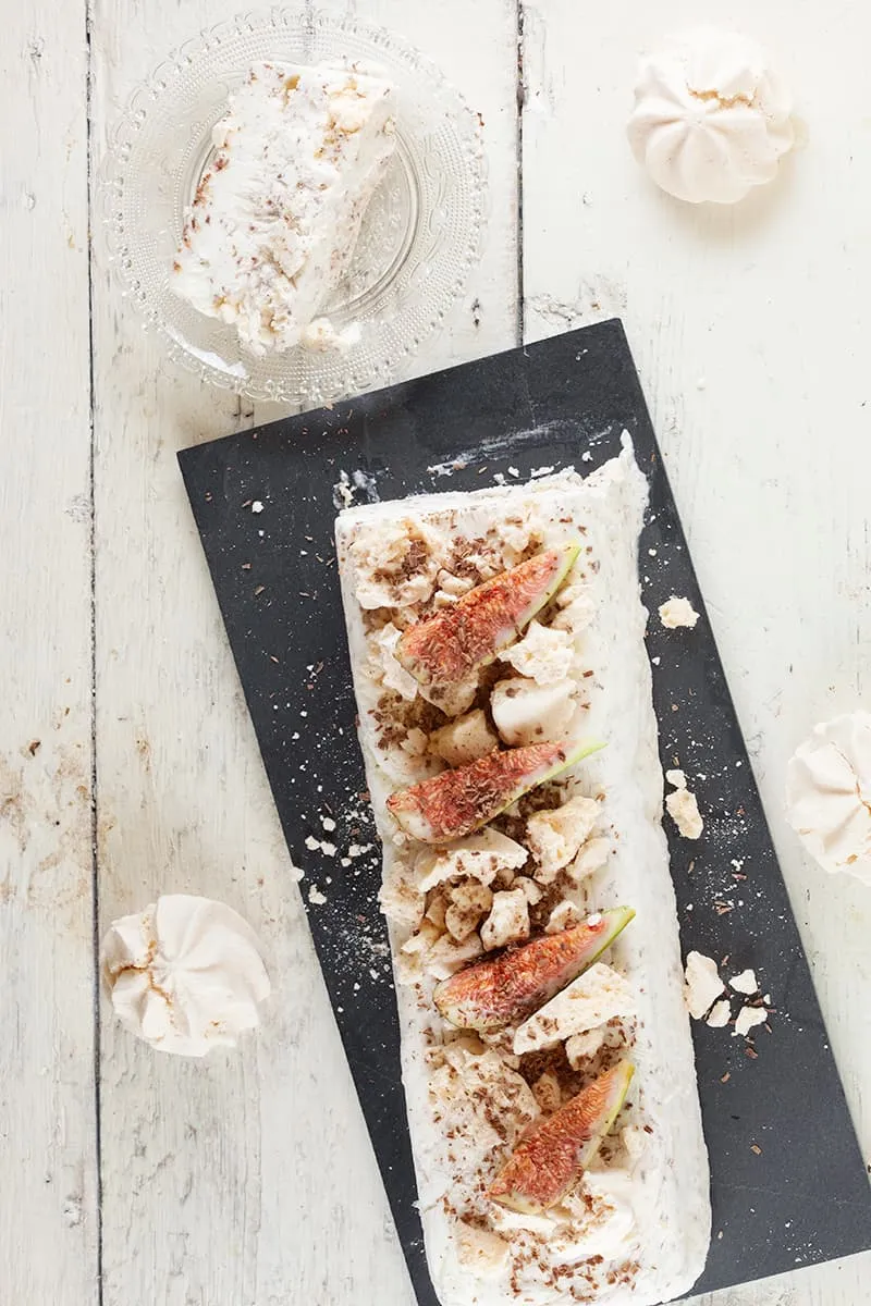 Stracciatella ijstaart met meringues