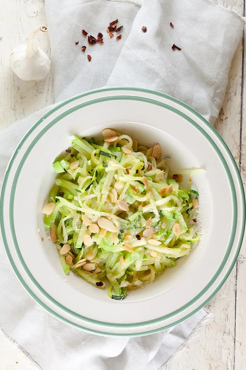 Gebakken witte courgette met kaas