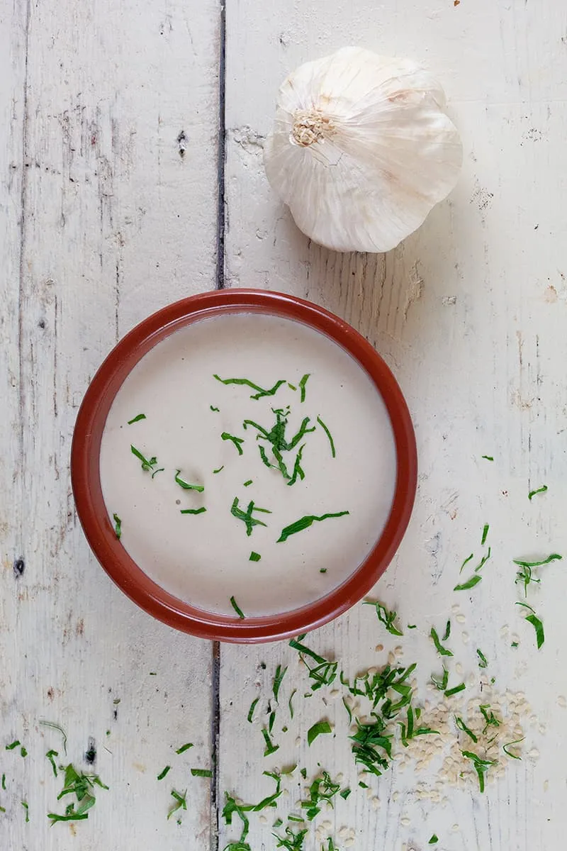 Zelfgemaakte tahinisaus