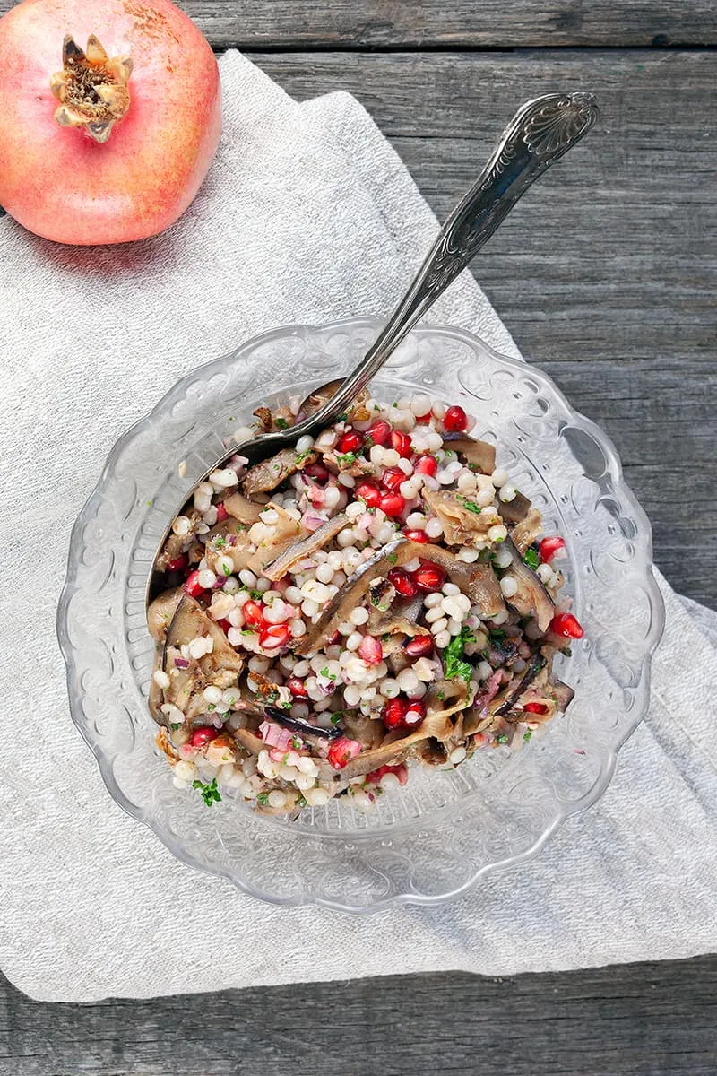 Parelcouscous salade met granaatappel en aubergine