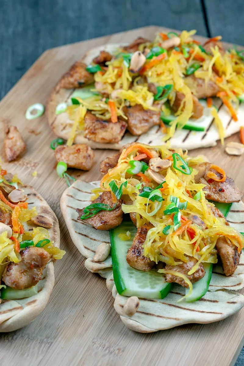 Naan met kip, atjar en pinda's