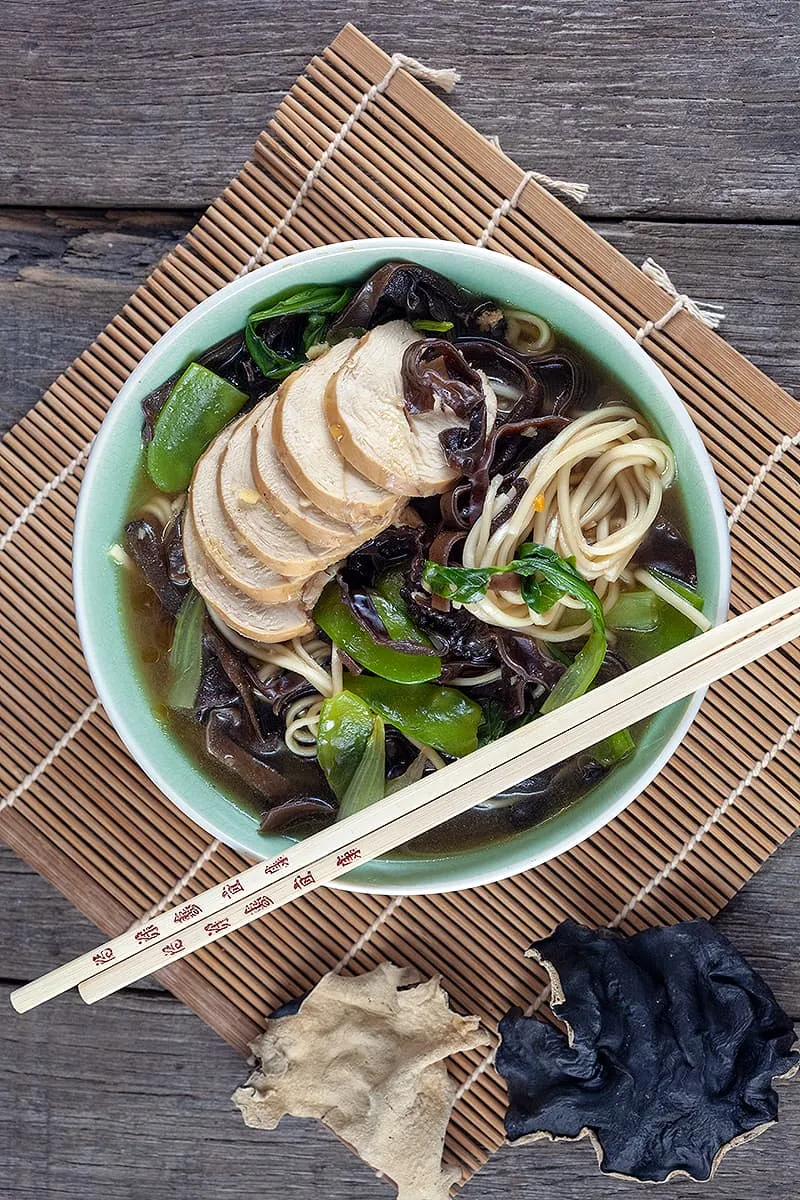 Ramen noedelsoep met zwarte paddenstoelen