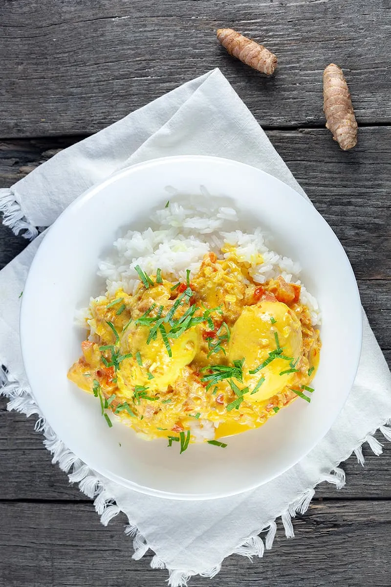 Kruidige eiercurry met verse kurkuma