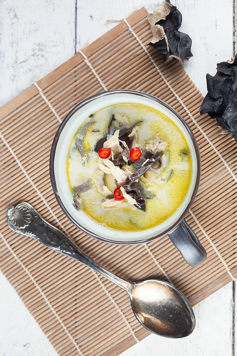 Pittige kokossoep met zwarte paddenstoelen