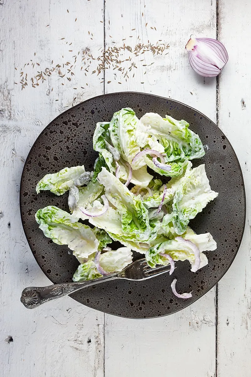 Salade met crème fraîche en komijn