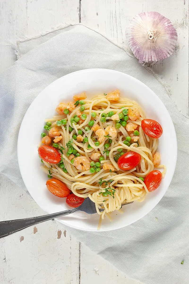 Spaghetti met garnalen en erwten
