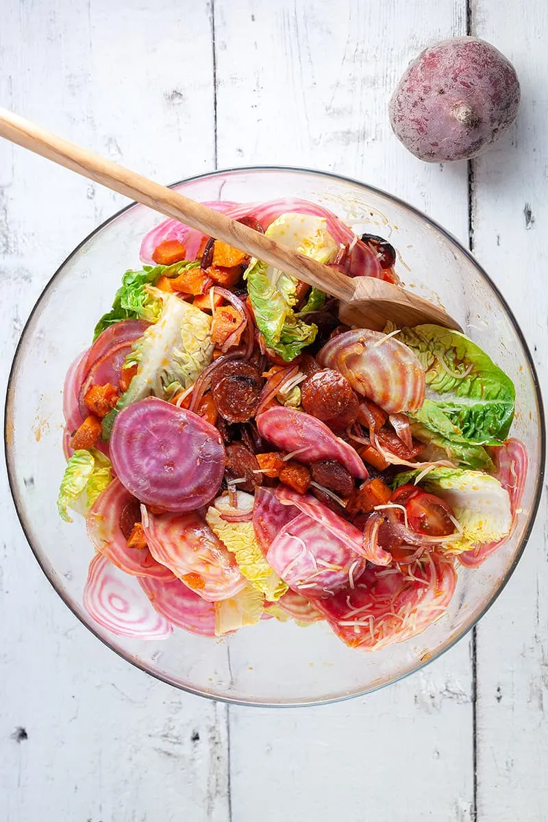 Zoete aardappelsalade met chorizo en chioggia biet