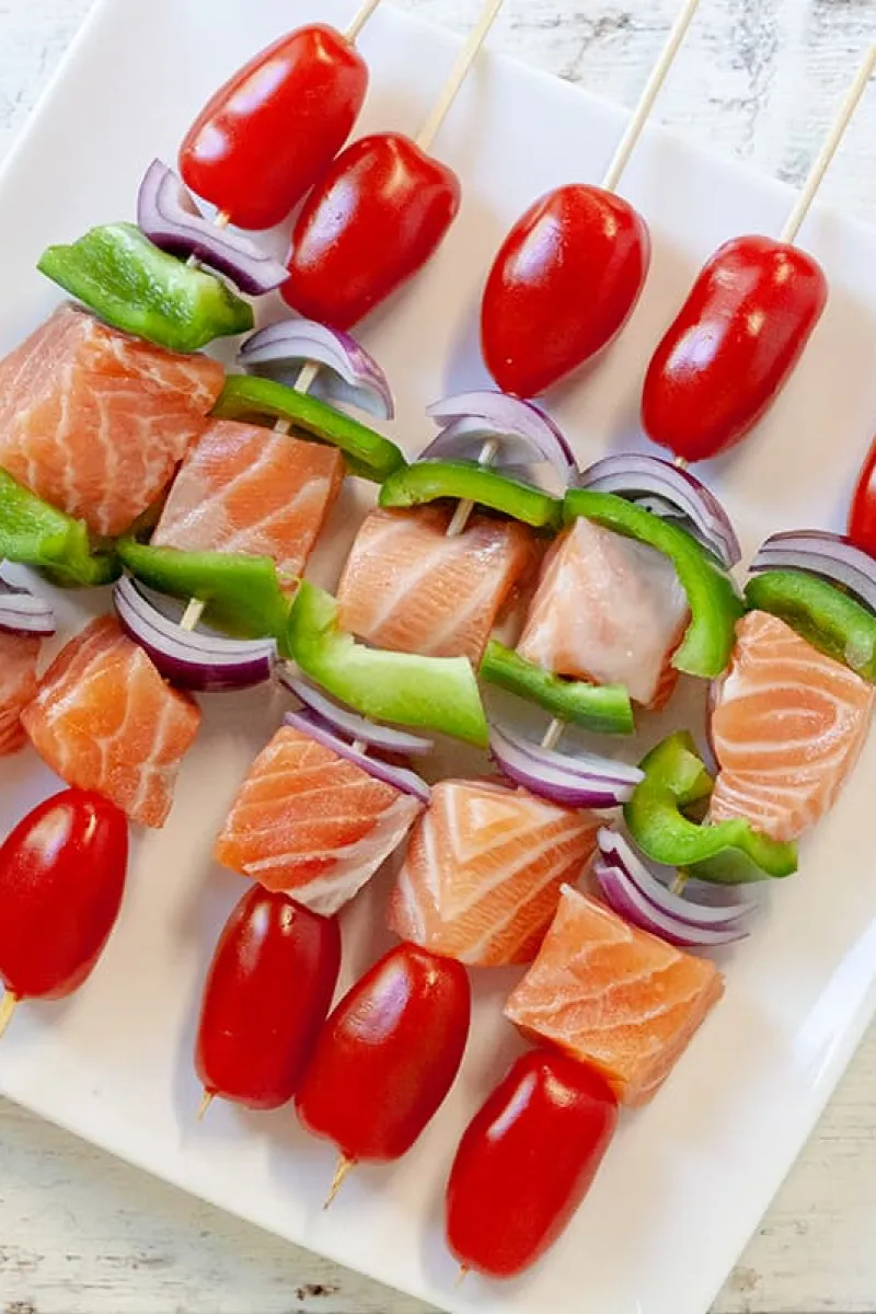 Zalm spiesen van de barbecue voorbereid