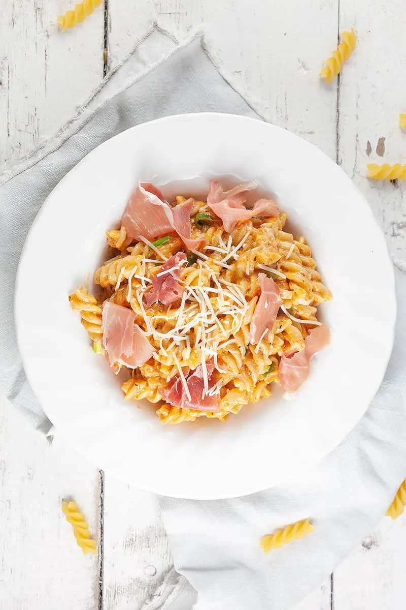 Rode pesto pasta met serrano ham