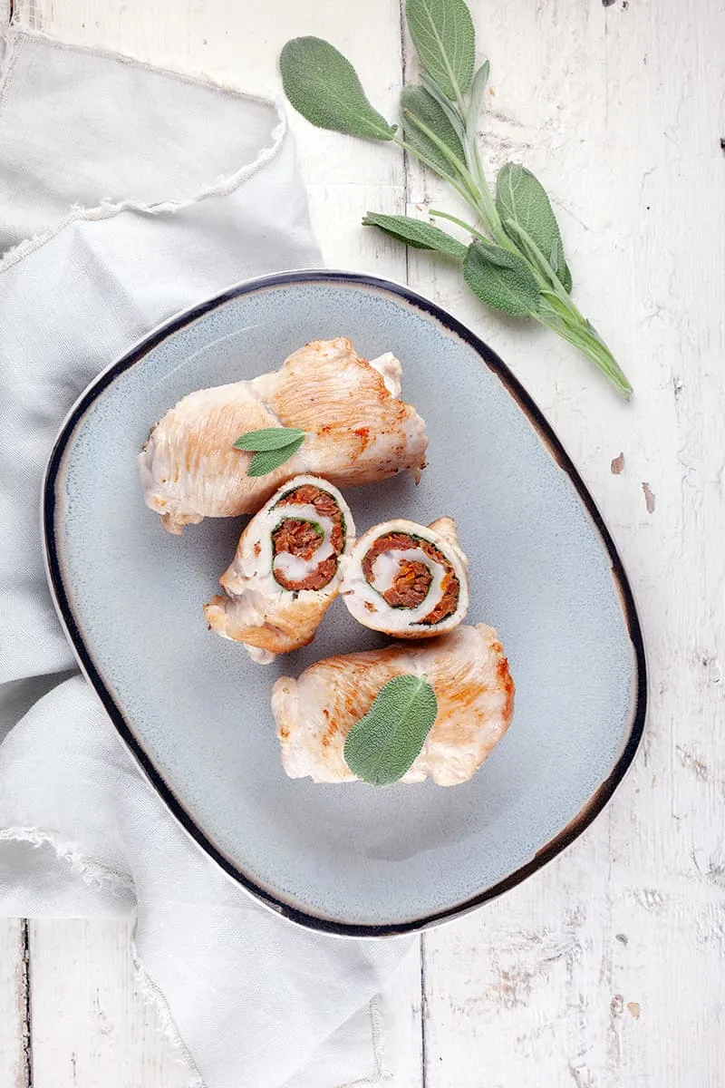 Kalkoenrolletjes met zongedroogde tomaten