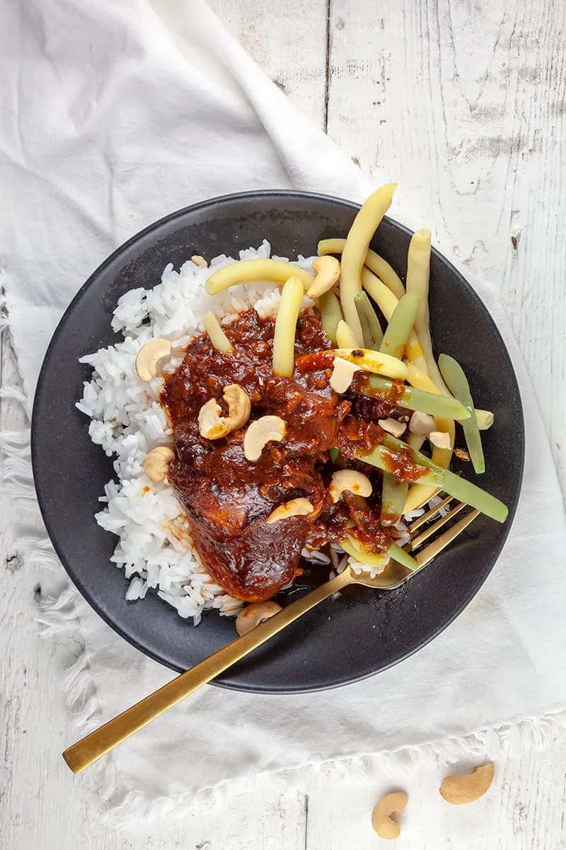 Kippendijen met tomatensaus uit de slowcooker