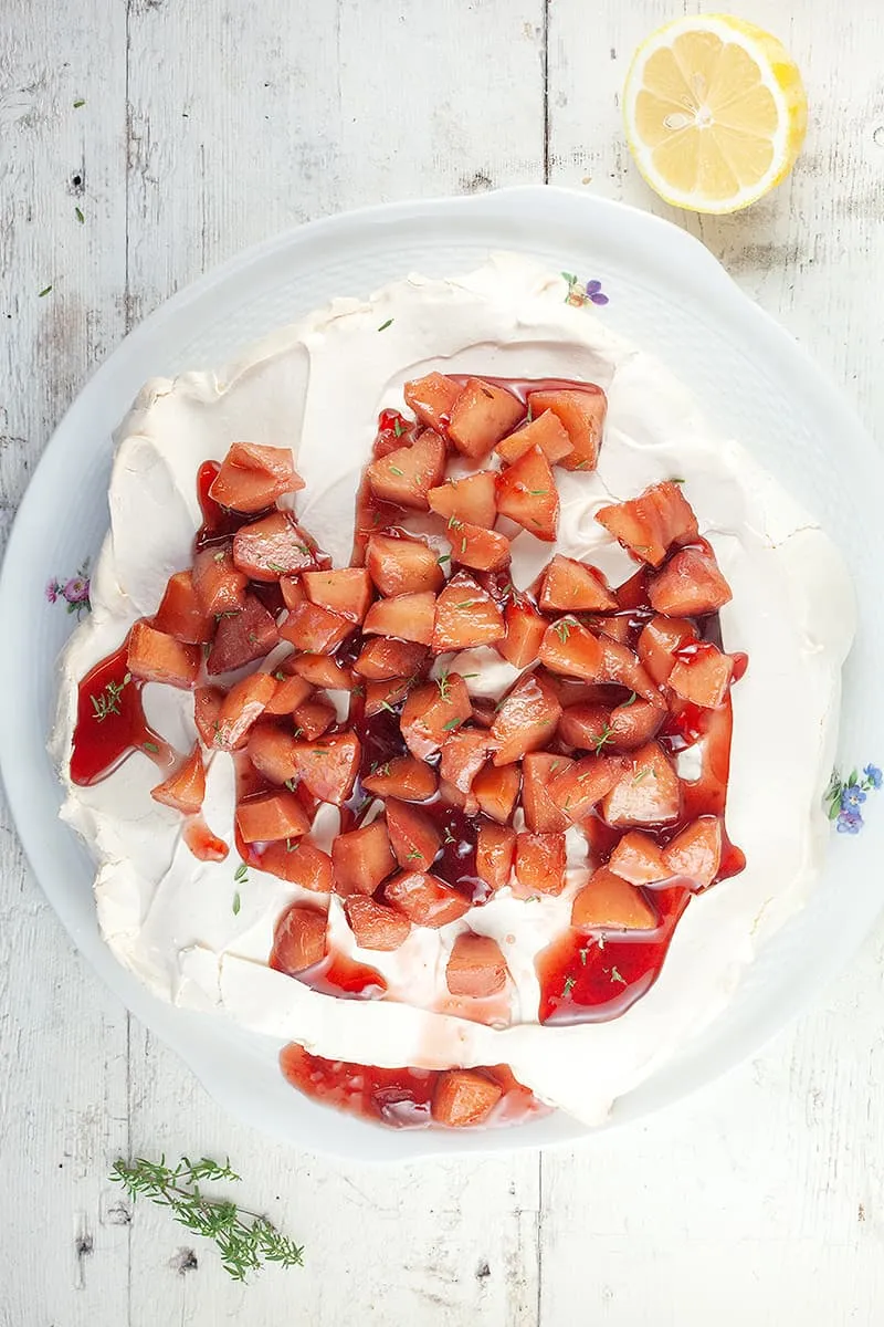 Pavlova met kweepeer en rode port