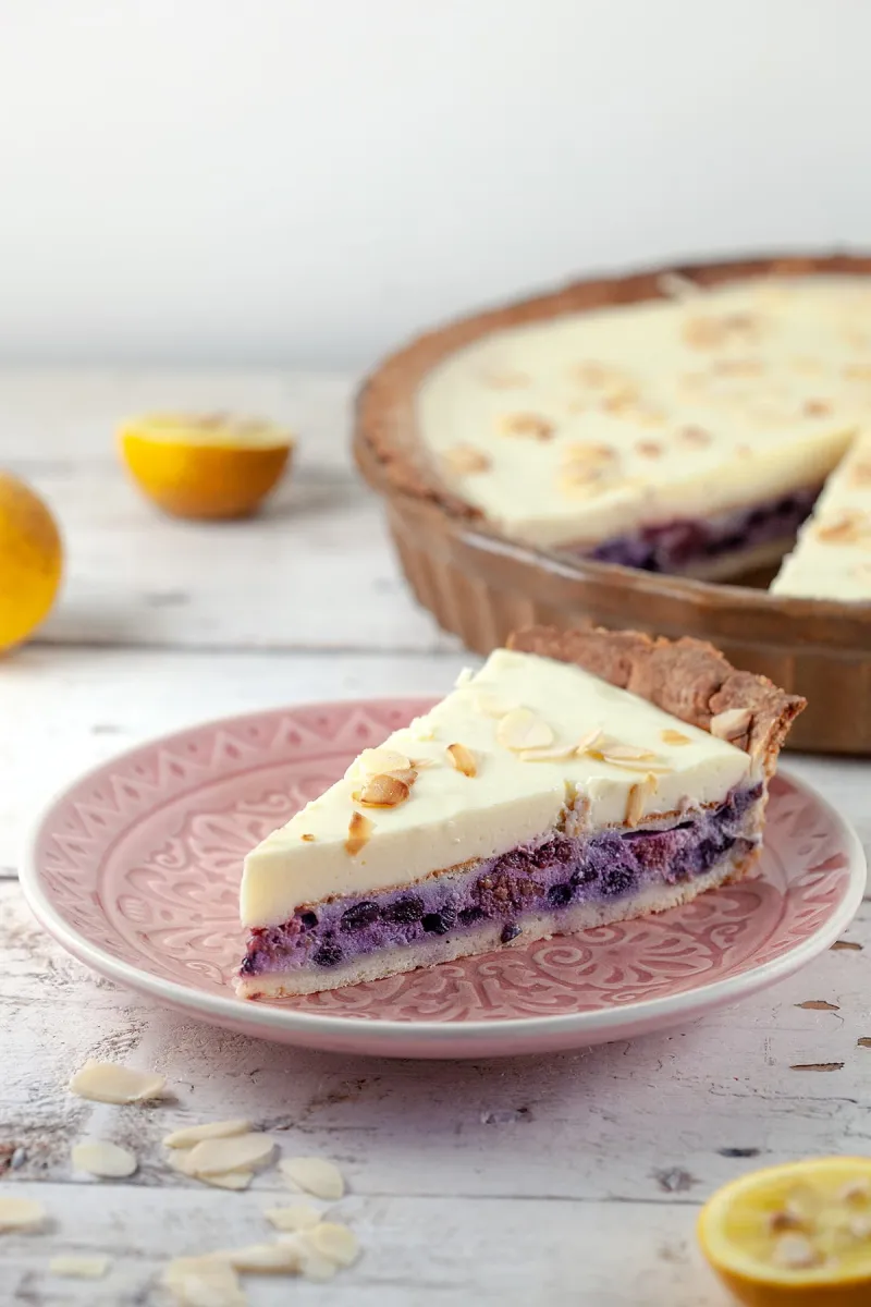 Rood fruit en amandeltaart met yuzu mousse