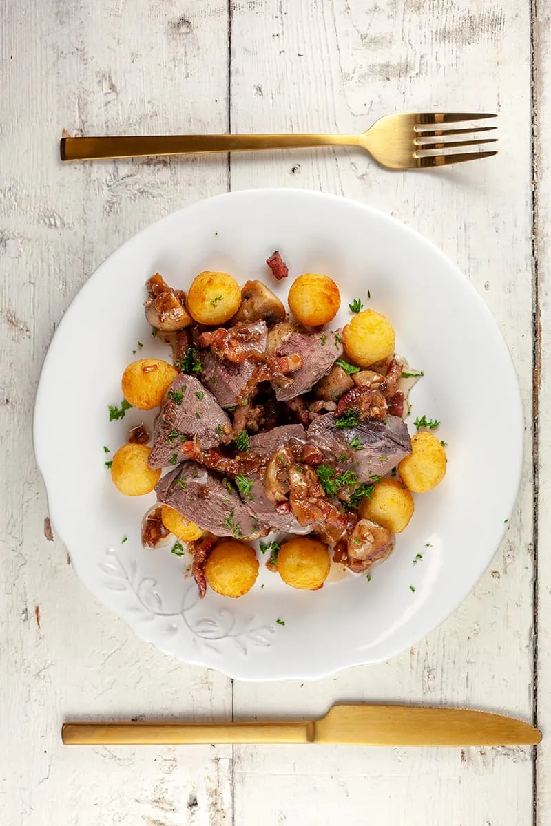 Duif met witte wijn-champignonsaus