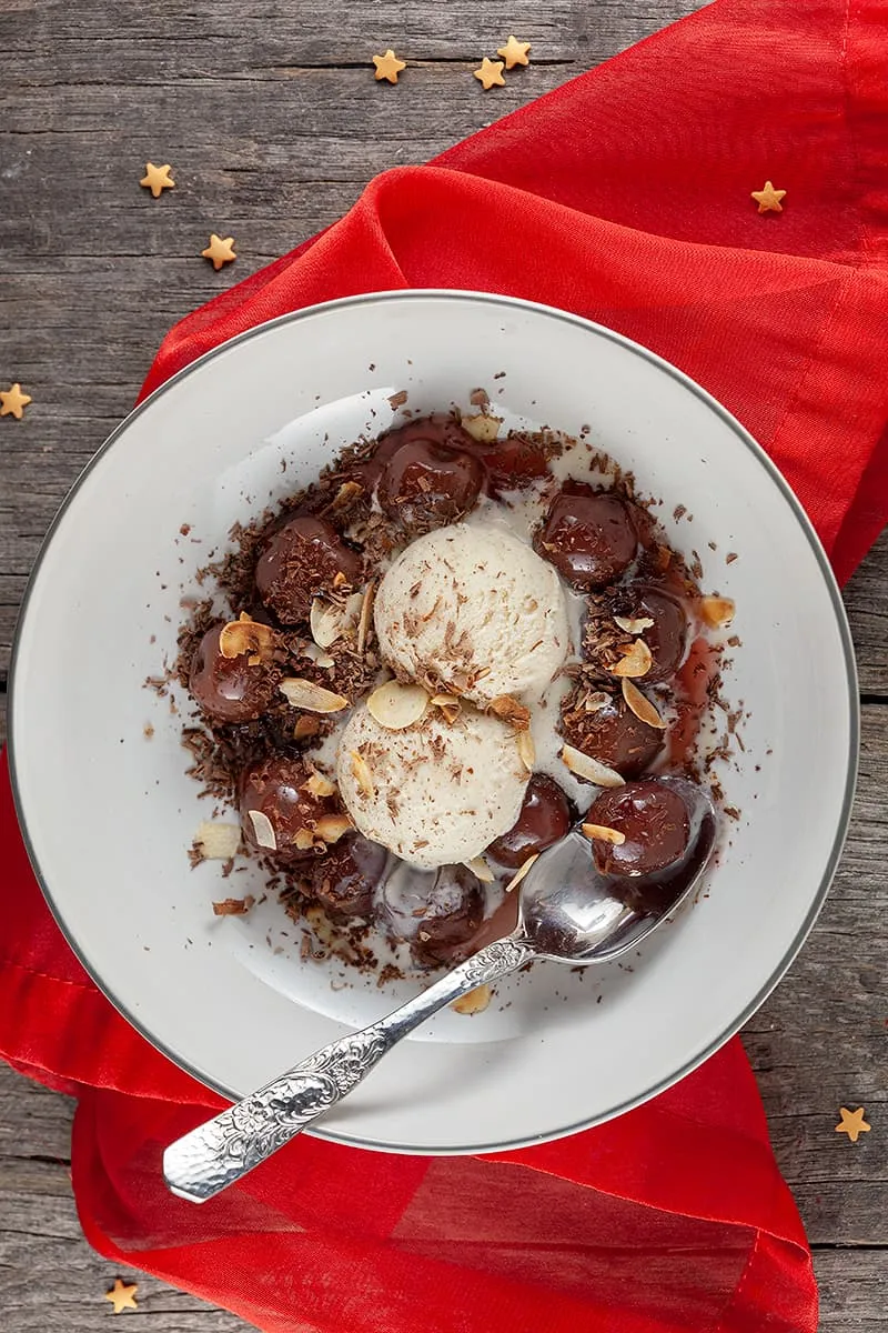 Vanille ijs met warme kersen