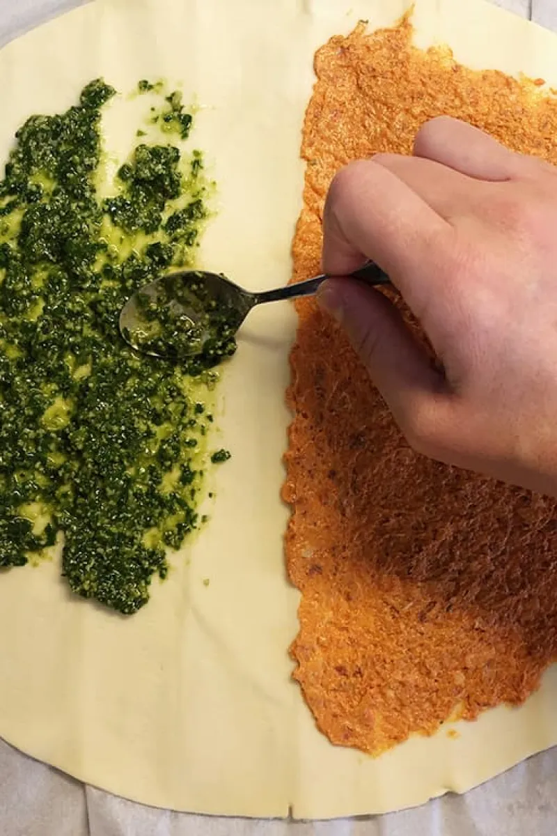 Vulling van de bladerdeeg kerstboom