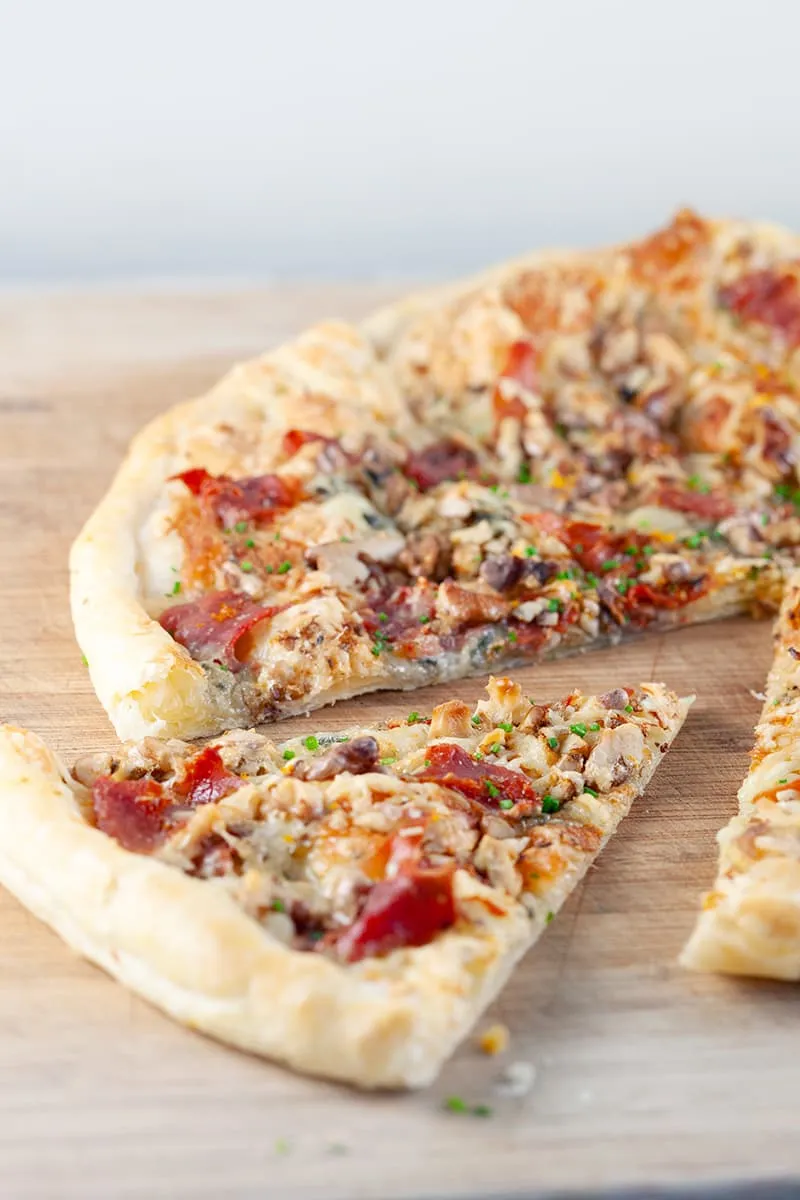 Plaattaart met blauwe kaas en walnoten