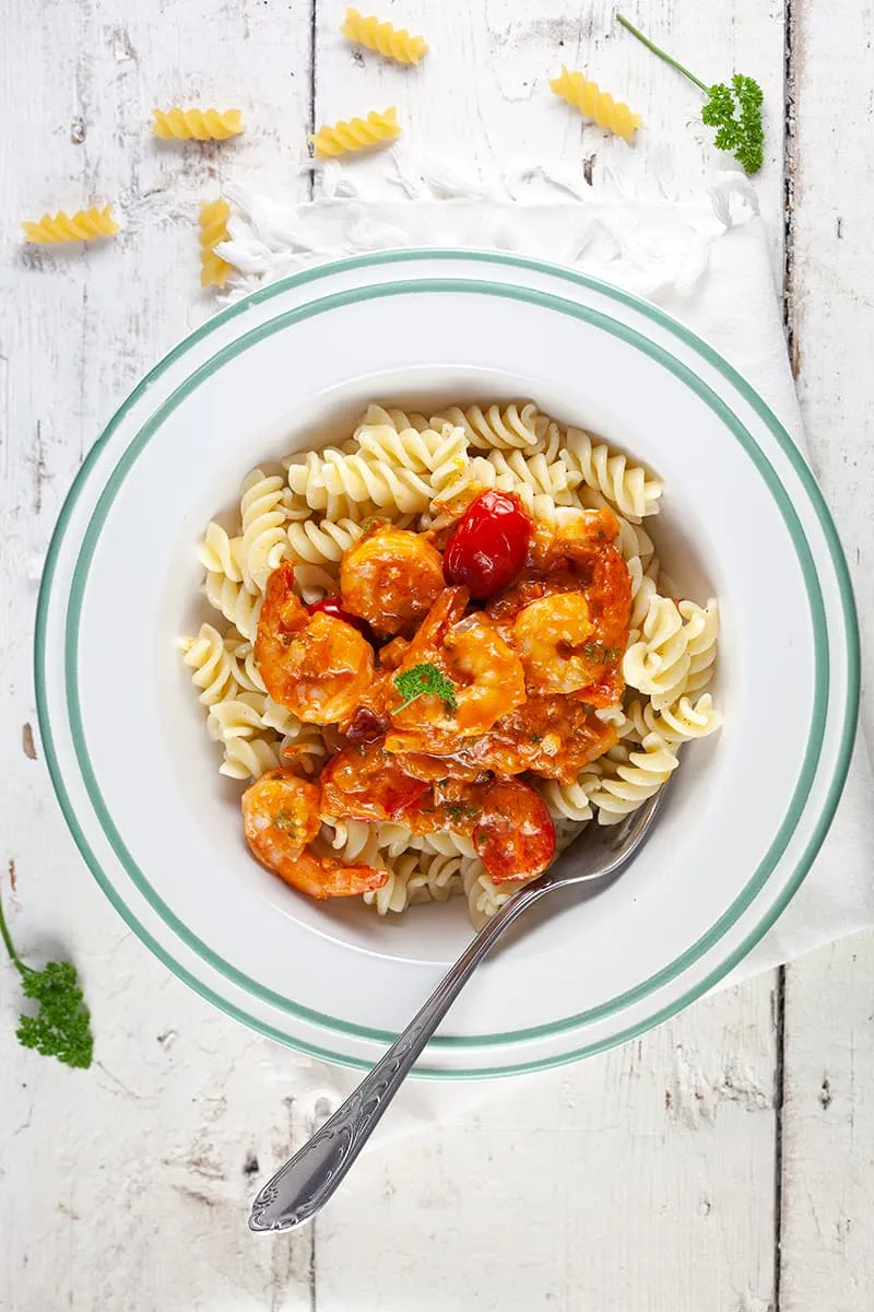 Rode pesto pasta met scampi