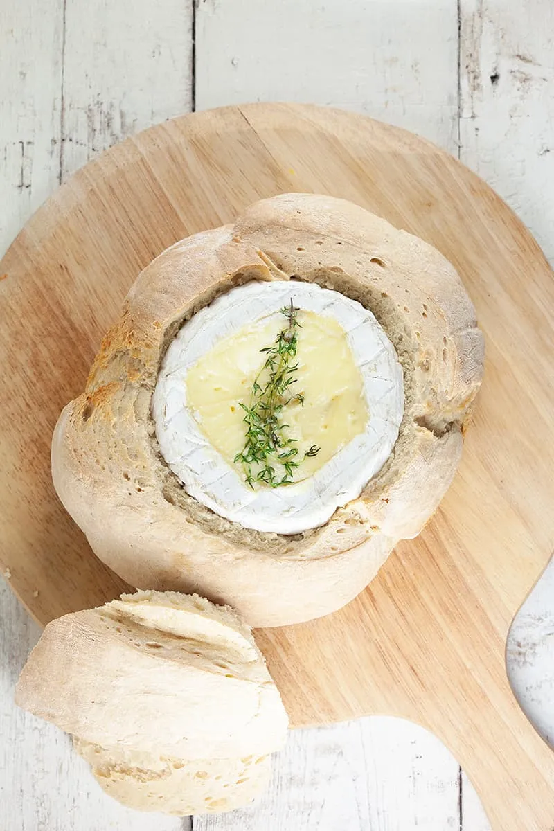 Brood met camembert uit de oven