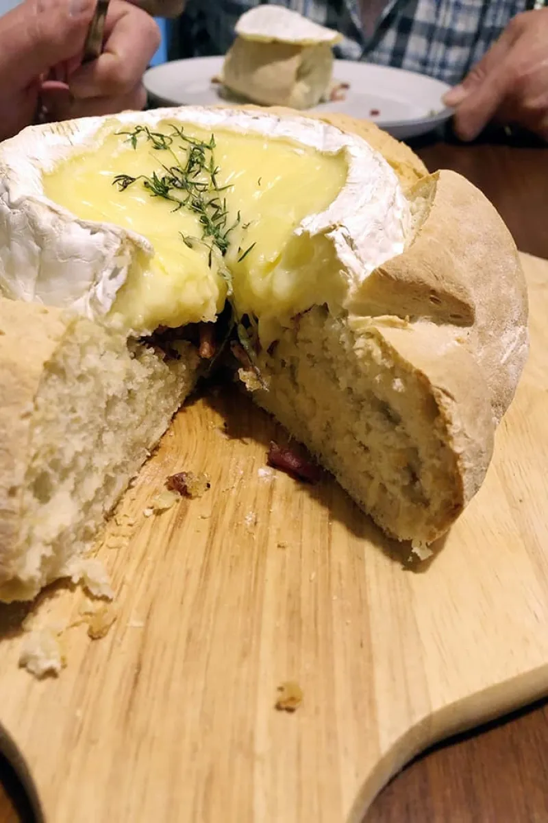 Brood met camembert uit de oven na afbakken