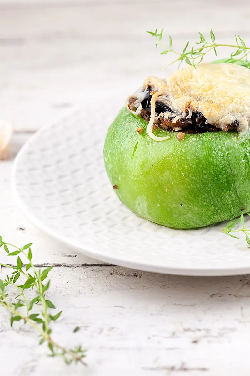 Gevulde courgette met knoflook champignons