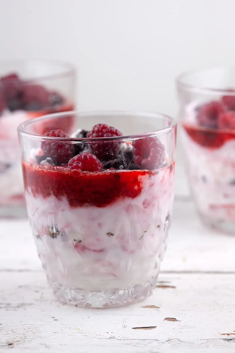 Aardbeien en frambozentoetje in een glas