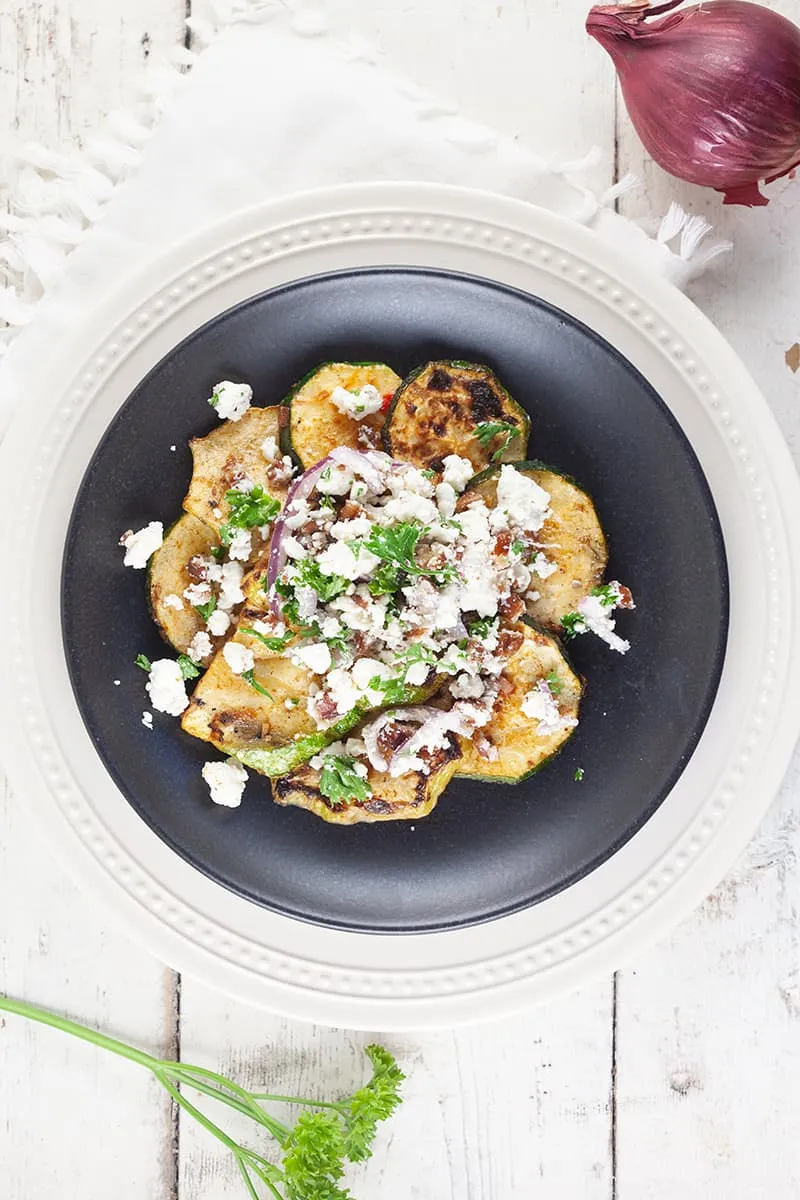 Gemarineerde courgette van de barbecue