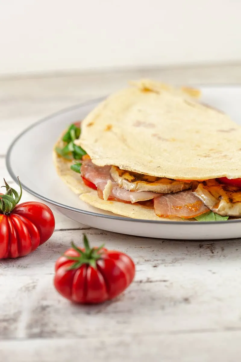 Piadina met tomaat en gegrilde aubergine