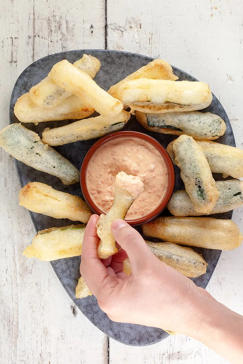Tempura van courgette met paprika dip